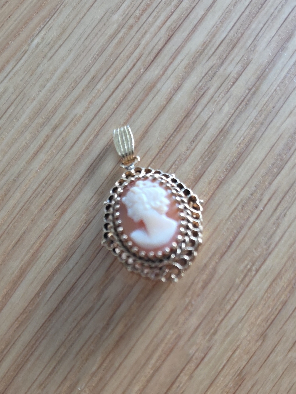 Vintage 14 Karat Yellow Gold Cameo Pendant